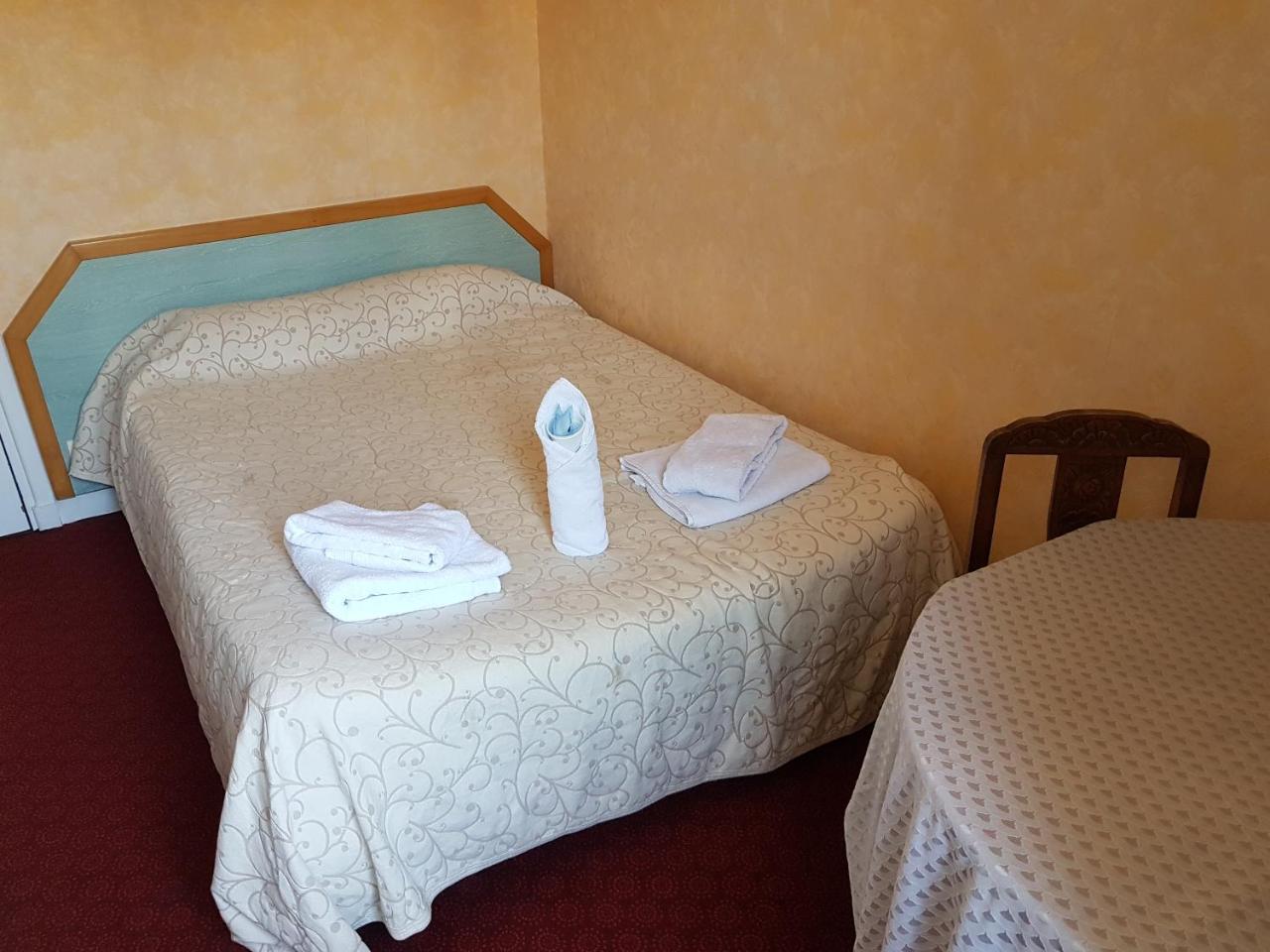 Hotel De La Gare Dol-de-Bretagne Esterno foto
